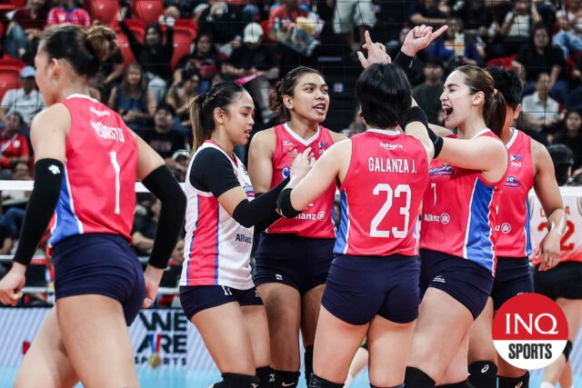 Michele Gumabao e The Creamline Cool Smashers comemoram um ponto durante um jogo de convite do PVL contra Cignal.