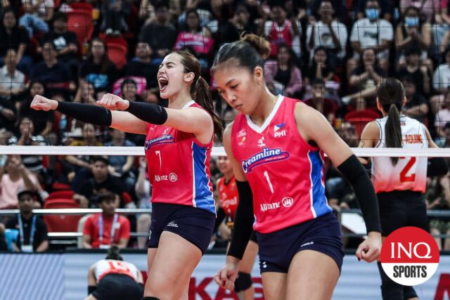 Michele Gumabao e The Creamline Cool Smashers comemoram um ponto durante um jogo de convite do PVL contra Cignal.