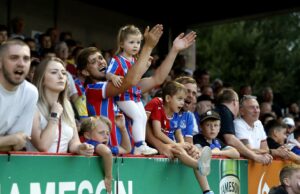 Crystal Palace Battles com a Liga Demonial Europa, transfere antes da colisão do escudo na comunidade contra o Liverpool Crystal Palace Battles com a Liga Demonial Europa, transfere antes da colisão do escudo na comunidade contra o Liverpool