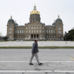John Olsen, de Ankeny, Iowa, está na fila para votar antecipadamente no Escritório Eleitoral do Condado de Polk, quarta -feira, 16 de outubro de 2024, em Des Moines, Iowa. (AP Photo/Charlie Neibergall)