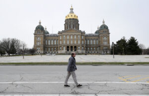 Cuidado, Partido Republicano: os democratas acumulam grande angústia em estado vermelho profundo John Olsen, de Ankeny, Iowa, está na fila para votar antecipadamente no Escritório Eleitoral do Condado de Polk, quarta -feira, 16 de outubro de 2024, em Des Moines, Iowa. (AP Photo/Charlie Neibergall)