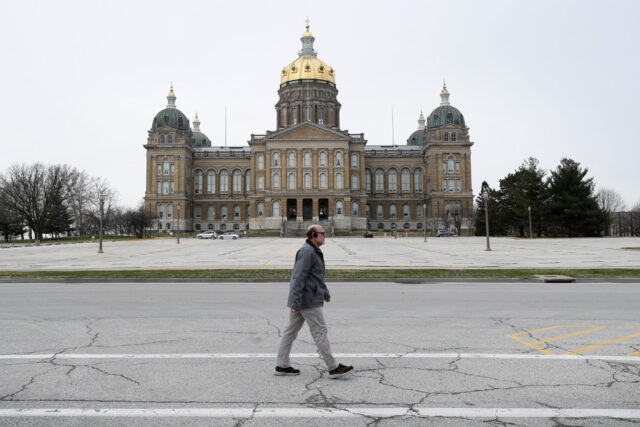 John Olsen, de Ankeny, Iowa, está na fila para votar antecipadamente no Escritório Eleitoral do Condado de Polk, quarta -feira, 16 de outubro de 2024, em Des Moines, Iowa. (AP Photo/Charlie Neibergall)