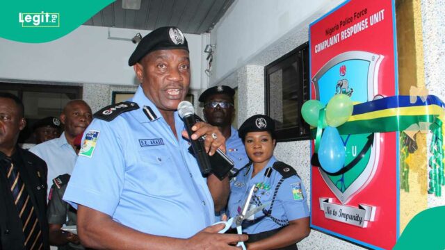 DIFERANTE: SPLITS COMO EFICIENTE INSPETOR NIGERIANO ANTERIOR GERAL DE POPS, SOLOMON ARASE PAIRA EM ABUJA 

