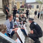 Deborah Hinton, quarto da esquerda, foi preso no mês passado em Truro, Cornwall, por apoiar as ações da Palestina