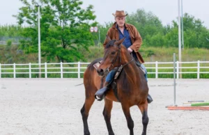 Daniel Olbrych fala sobre muletas. O ator está após a cirurgia Daniel Olbrych fala sobre muletas. O ator está após a cirurgia