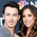 Danielle Jonas fica emocionante assistindo Kevin Jonas cantar solo no show