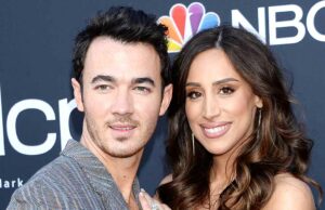 Danielle Jonas fica emocionante assistindo Kevin Jonas cantar solo no show Danielle Jonas fica emocionante assistindo Kevin Jonas cantar solo no show