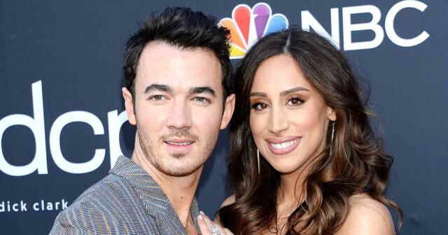 Danielle Jonas fica emocionante assistindo Kevin Jonas cantar solo no show



