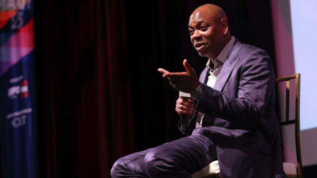 Dave Chappelle Punta, o documentário não publicado, 'Live in Real Life', sobre seus shows de comédia Covid, para arrecadar dinheiro para sua alma mater da escola secundária

