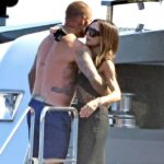David Beckham foi visto apertando o fundo da esposa Victoria mais uma vez enquanto continuavam sua fuga familiar encharcada de sol no casaco italiano na quinta-feira