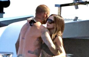David David Beckham foi visto apertando o fundo da esposa Victoria mais uma vez enquanto continuavam sua fuga familiar encharcada de sol no casaco italiano na quinta-feira