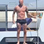 A diversão de Beckham continuou na quarta -feira, quando o padre David, 50, conseguiu uma atmosfera de férias ao remover sua pequena roupa de banho para ser fotografada pelo filho Cruz, 20 anos e a sra. Victoria, 51 anos, no verão.
