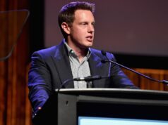 A oferta da Warners da Paramount inclui US$ 24 bilhões de fundos do Oriente Médio, apoiados pelos parceiros de afinidade de Jared Kushner David Ellison fala sobre a interferência da CBS News, tarde da noite e fusões e aquisições como um novo gráfico mais importante do futuro após a fusão