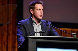 A oferta da Warners da Paramount inclui US$ 24 bilhões de fundos do Oriente Médio, apoiados pelos parceiros de afinidade de Jared Kushner David Ellison fala sobre a interferência da CBS News, tarde da noite e fusões e aquisições como um novo gráfico mais importante do futuro após a fusão