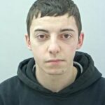 Dylan Green (foto), 20, foi filmado tecendo pela Accrington Road em Burnley, Lancashire, em 22 de março, com sua namorada montando pequalingo
