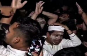 Dedi Mulyadi foi apedrejado pelas massas quando se aproximou dos manifestantes, gritou ‘Não atire primeiro!’ Dedi Mulyadi foi apedrejado pelas massas quando se aproximou dos manifestantes, gritou 'Não atire primeiro!'