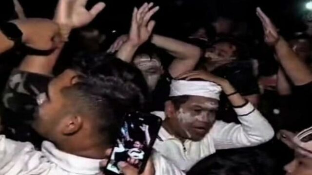 Dedi Mulyadi foi apedrejado pelas massas quando se aproximou dos manifestantes, gritou 'Não atire primeiro!' 

