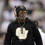 Deion Sander, o quarterback do Colorado, pode tomar nota da decisão de Jonathan Smith.