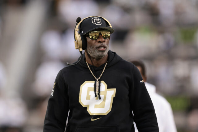 Deion Sander, o quarterback do Colorado, pode tomar nota da decisão de Jonathan Smith.



