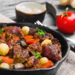Delicioso jantar para domingo. Demos uma receita, você cozinha. Carne da Borgonha