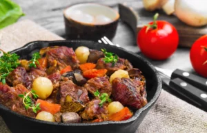 Delicioso jantar para domingo. Demos uma receita, você cozinha. Carne da Borgonha Delicioso jantar para domingo. Demos uma receita, você cozinha. Carne da Borgonha