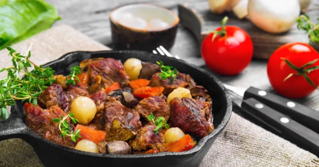 Delicioso jantar para domingo. Demos uma receita, você cozinha. Carne da Borgonha


