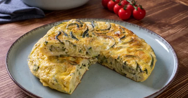 Delicioso jantar para quarta -feira. Demos uma receita, você cozinha. Omelete assada com abobrinha e queijo

