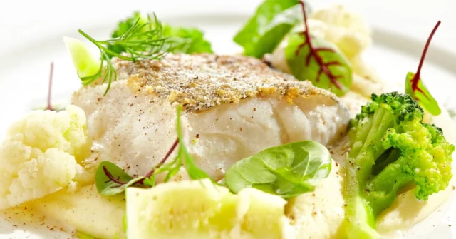 Delicioso jantar para quinta -feira. Demos uma receita, você cozinha. Um peixe com um fogão broca

