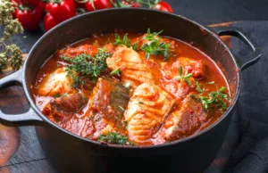 Delicioso jantar para sexta -feira. Damos uma receita, cozinhe – ensopado de peixe brasileiro Delicioso jantar para sexta -feira. Damos uma receita, cozinhe - ensopado de peixe brasileiro