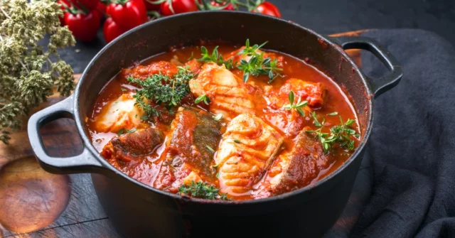 Delicioso jantar para sexta -feira. Damos uma receita, cozinhe - ensopado de peixe brasileiro

