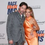 Denise Richards fez uma visita de choque ao estrangeiro fazer com que Aaron Phypers la -home nesta semana - dias depois de tomar uma ordem de restrição temporária; Imagem em junho de 2023