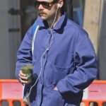 Harry Styles pegando um chá de matcha gelado em Mayfair, em Londres, no início deste ano