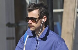 Dentro Harry Styles pegando um chá de matcha gelado em Mayfair, em Londres, no início deste ano