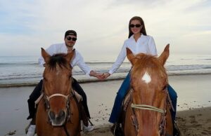 Dentro da vida estragada por Ultimate Nepo Babies Brooklyn Beckham e Nicola Peltz e exatamente o que fazem o dia todo, quando insiders sussurram para Katie Hind: ‘É tudo horrível …’ Brooklyn e Nicola seguram sua mão enquanto desfrutam de uma viagem a cavalo em uma bela praia