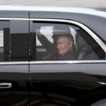 O presidente russo Vladimir Putin (à direita) parece sorrir quando ele faz uma carona na besta com o presidente Donald Trump (à esquerda), uma demonstração surpreendente de afeto dada a um líder que invadiu a Ucrânia, um aliado americano, em fevereiro de 2022