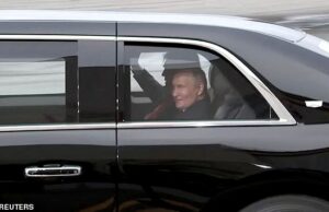 Dentro de Trump e Putin, muito aconchegante reunião surpresa de 10 minutos na besta fortificada O presidente russo Vladimir Putin (à direita) parece sorrir quando ele faz uma carona na besta com o presidente Donald Trump (à esquerda), uma demonstração surpreendente de afeto dada a um líder que invadiu a Ucrânia, um aliado americano, em fevereiro de 2022