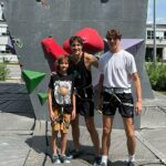 Trudeau Dike, o traje de um tanque sem mangas enquanto posa com os filhos Xavier e Hadrien em uma academia de escalada durante a viagem canadense