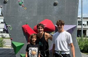 Dentro do divórcio de Justin Trudeau quando ele muda de bandas para pensamentos e visto em ‘Date’ com Katy Perry Trudeau Dike, o traje de um tanque sem mangas enquanto posa com os filhos Xavier e Hadrien em uma academia de escalada durante a viagem canadense