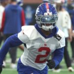 Deonte Banks trabalha durante o treino no início do campo de treinamento do Giants.