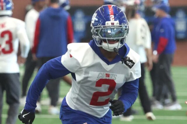Deonte Banks trabalha durante o treino no início do campo de treinamento do Giants.