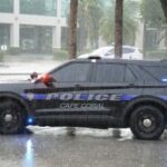 O Departamento de Polícia de Cape Coral apreende mais de US $ 500 mil em invasão ilegal de cassino. Veículo policial na chuva