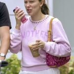 Millie Bobby Brown foi flagrada com o marido e a nova filha, e os fãs acham que as iniciais RWB em sua capa de telefone podem ser uma pista do nome do bebê