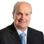 Vincent Ricci, 67, (foto) foi suspenso pelo trabalho por ser membro do chamado grupo Trigger Me Timbers, apresentando figuras de mão-de-obra no noroeste