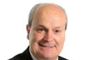 Depois de soprar a buzina em um grupo do WhatsApp que continha ‘piadas’ racistas, homofóbicas e sexistas, um antigo conselheiro trabalhista afirma que foi jogado sob o ônibus. Vincent Ricci, 67, (foto) foi suspenso pelo trabalho por ser membro do chamado grupo Trigger Me Timbers, apresentando figuras de mão-de-obra no noroeste