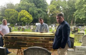 Depois de uma semana de viagem de despedida em Rolls Royce, um rei do viajante é enterrado com o mole de um caixão de ouro de A’Six ‘. Sua família planeja construir uma enorme tumba de mármore perto de seu túmulo. Um 'rei' viajante foi enterrado em um caixão de ouro maciço de seis dígitos após uma turnê de despedida de uma semana em um Rolls Royce. Frank Thompson, que morreu aos 69 anos de uma infecção no peito em 2 de julho, recebeu uma despedida extravagante por sua família devastada