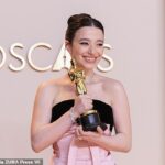 A estrela de Anora, Mikey Madison, revelou que prefere a reclusão de festas em uma nova entrevista à Vogue Italia (na foto vencendo seu Oscar em março)