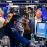 Um comerciante trabalha no chão na Bolsa de Valores de Nova York (NYSE) em Nova York, EUA, na segunda -feira, 18 de agosto de 2025