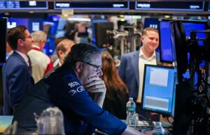 Depois que um estudo revelou que a maioria dos investimentos da IA produz ‘retorno zero’, os estoques de tecnologia estão caindo em meio a temores de uma bolha de IA. Um comerciante trabalha no chão na Bolsa de Valores de Nova York (NYSE) em Nova York, EUA, na segunda -feira, 18 de agosto de 2025