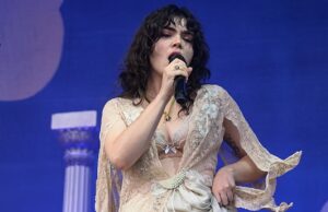 Depois que uma banda irlandesa foi arrastada para fora do palco para cantar e agitando bandeiras em apoio à Palestina, bandas boicotaram festivais de música O último jantar está entre as bandas que saíram do festival vitorioso depois que a banda folclórica irlandesa The Mary Wallopers alegou que foram 'cortados' por exibir uma bandeira palestina. Na foto: Abigail Morris do último jantar durante o Festival de Truck em Hill Farm em 26 de julho