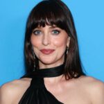 Deseja possuir mocassins Gucci de US $ 1,050 de Dakota Johnson? Amazon tem o visual exato por US $ 36